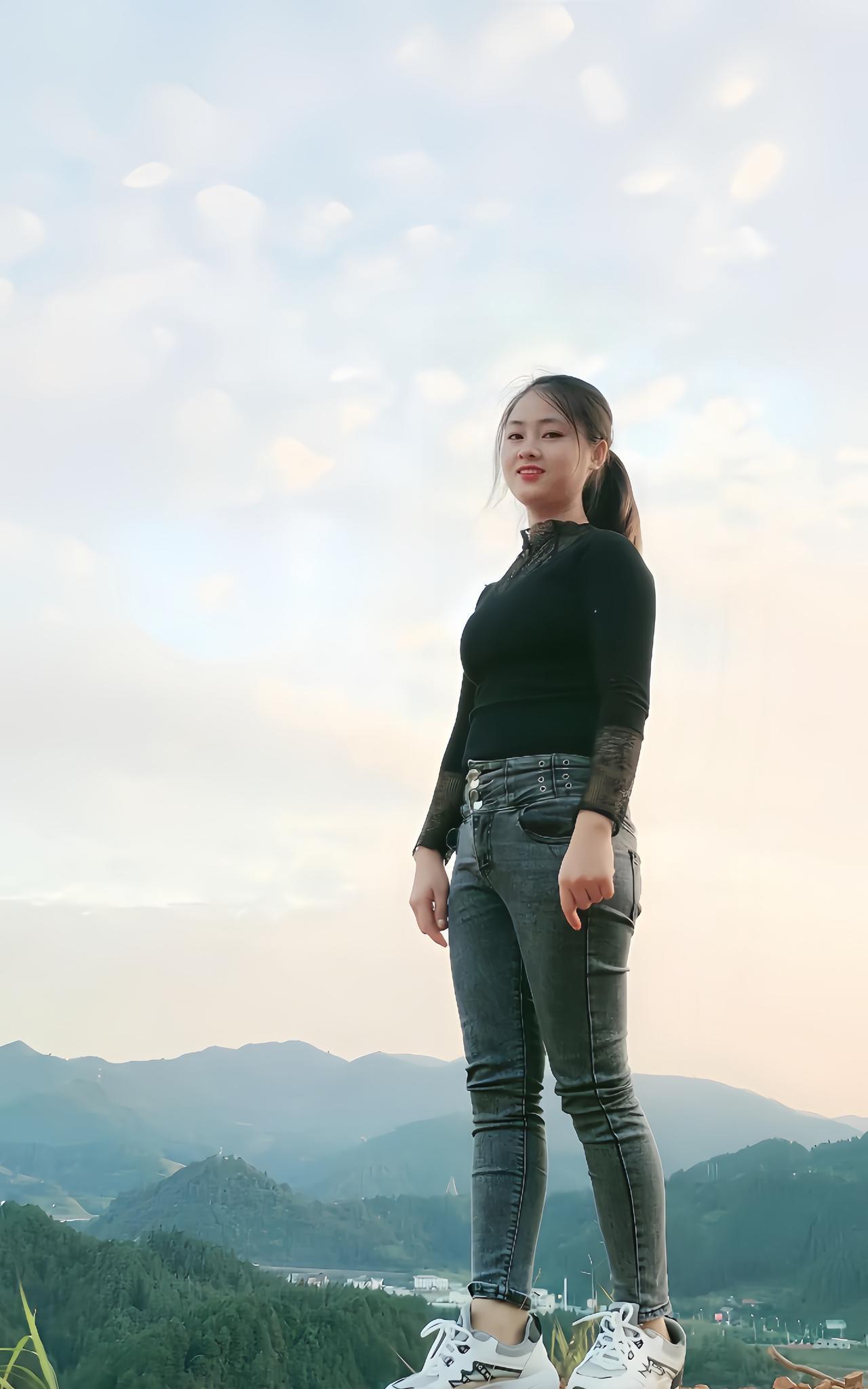 《天地与我》
登上山顶，天地霎时开阔。风轻拂，似温柔的手，撩动发丝。
我立于土坡