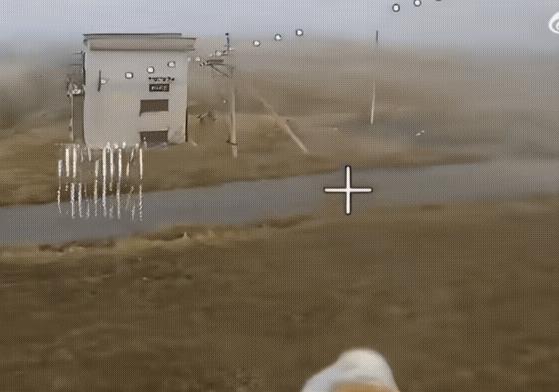 四名乌军用身体拦截了一架俄军无人机，在红军城方向！
这架俄军无人机在城外寻找乌军