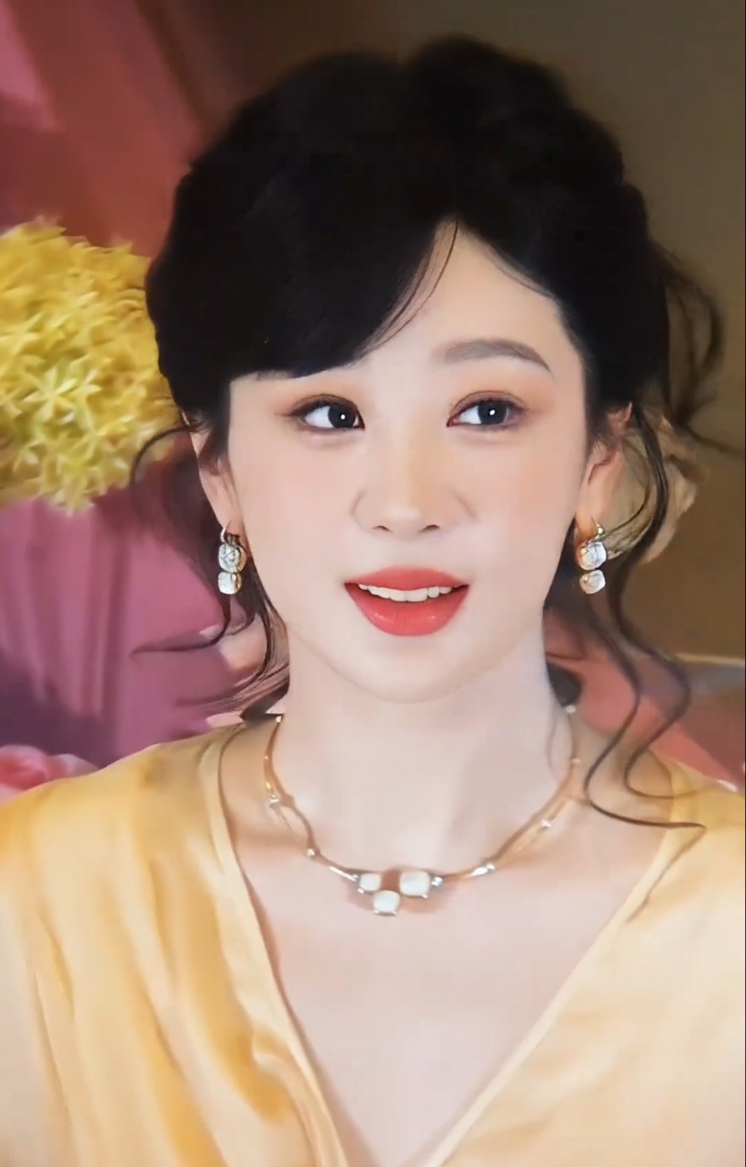 温婉大气，具有东方美女的美。造型纯纯董竹君那味好美的杨紫