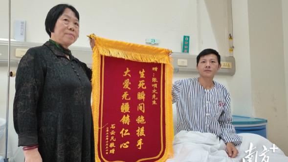 不顾 “被讹诈” 提醒，折返百米救伤者？张颂文蹲地捡玛瑙，是本能善良还是 “强哥” 本色？