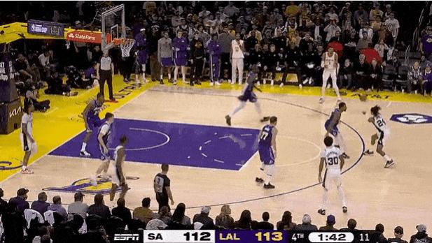 文班亚马进攻中与八村垒身体对撞，积累6次犯规被罚出场