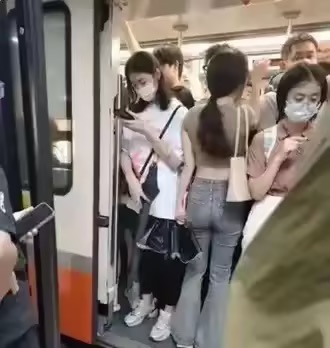 这种情况该不该挤上去呀