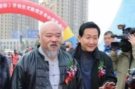 2010年，梁天在北京高碑店开了家饭店，光是装修就耗资百万。开业伊始，好友都来捧