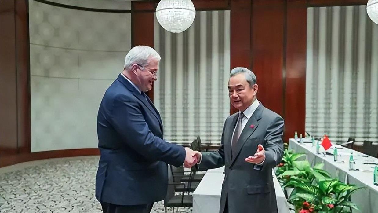 快要灭国？中乌外长会晤，确认战略合作关系，背后原因让人动情