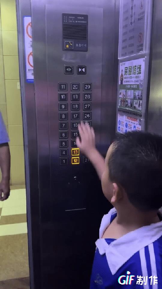 这孩子他爷爷还觉得他挺活泼，这样的孩子，一栋楼碰到一个这样素质的家庭就够这栋楼受