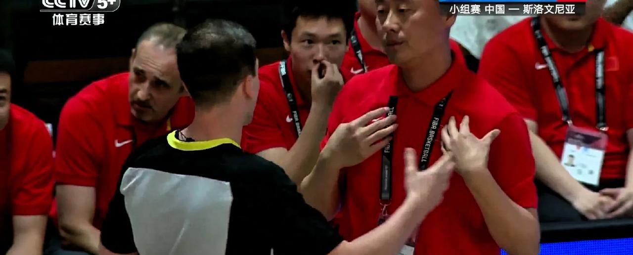 广东宏远球员陈家政这球怎么看！快攻反击被犯规，裁判只给普通犯规，据我观察，裁判吹
