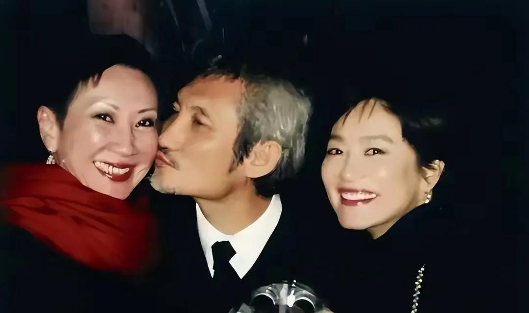 施南生终究是错付了。她本来可以找一个门当户对志趣相投的恋人，但她偏偏看上并“扶贫