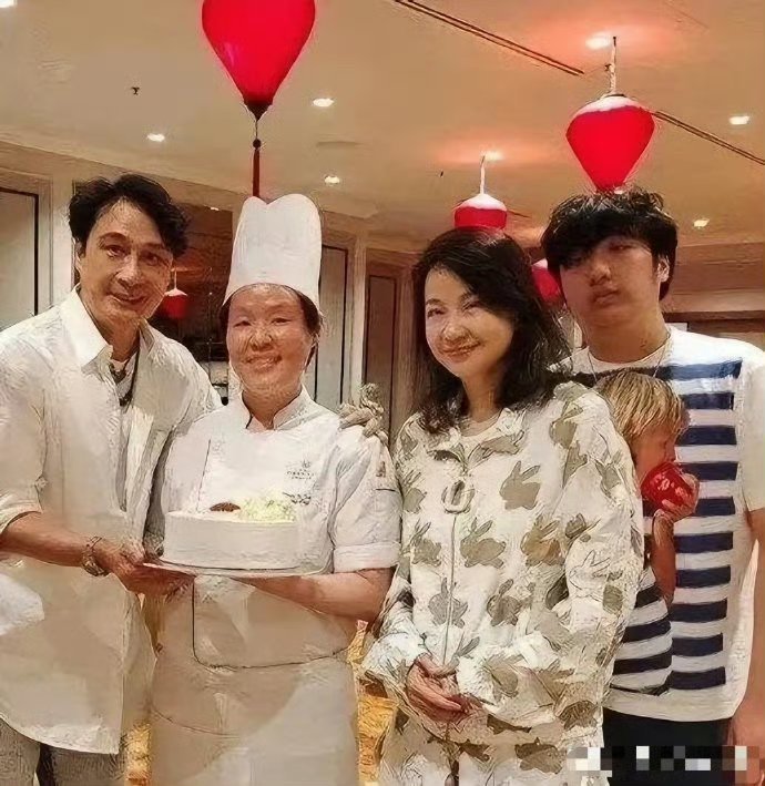 男大十八变，吴镇宇儿子费曼现在长这样了