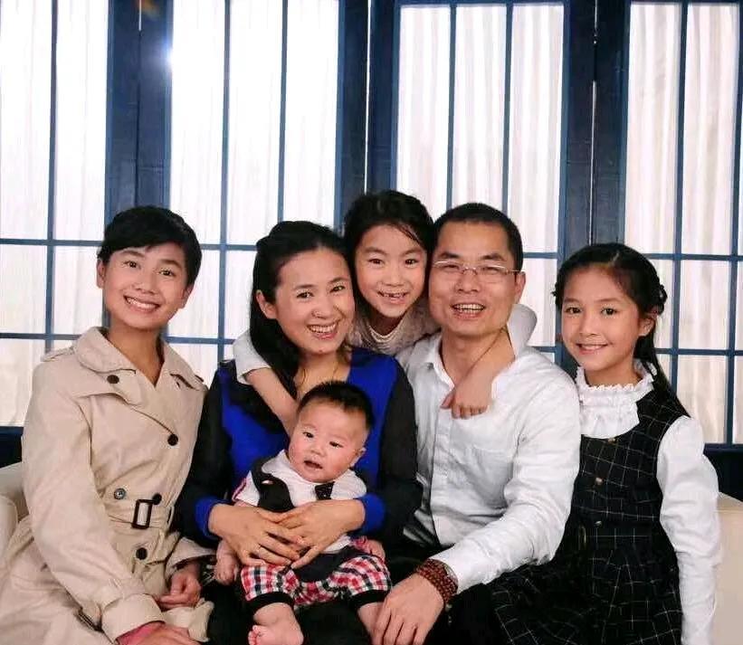 张嘉添在网上直言不讳地说让闺女考公再辞掉，辞掉后再去搞直播，真不怕断了漂亮女儿的