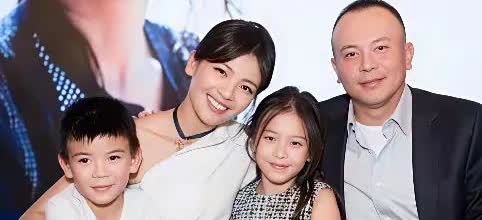 刘涛的美丽瞬间：幸福就是家庭的美满，幸福的微笑，那是发自内心的，你看看这几口人笑