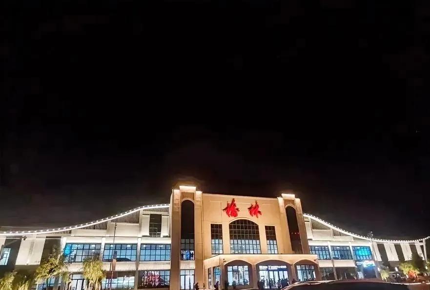 近日，行至陕北榆林，发现榆林的火车站根本不符合榆林的“气质”！这座占据全省经济总