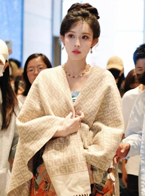 孟子义这繁花抹胸裙太绝，女王气质拿捏得稳稳的。