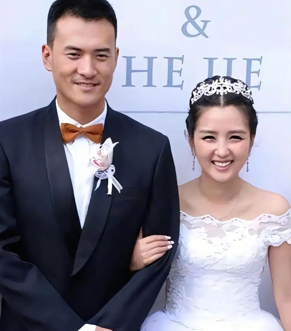 何洁一定后悔离婚了吧。
何洁也算是超女中混得比较好的，长得也漂亮，就是个子矮了点