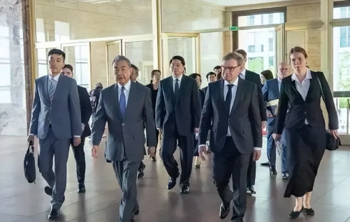 中国打破外交惯例，王毅访欧期间直接征税，中欧峰会要变天……
 
麻烦看官老爷们右