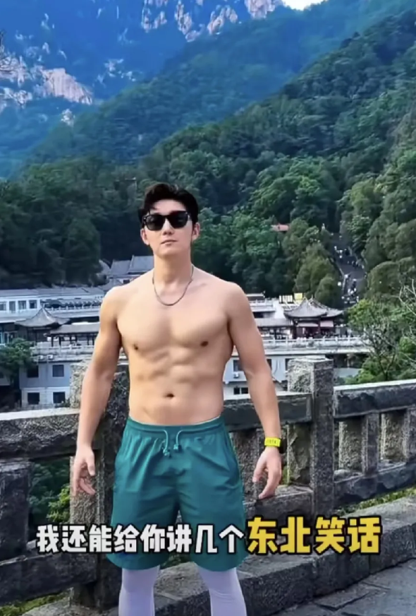 曾在《东北插班生》饰演 "王虎" 的演员史元庭，因接戏困难开启泰山陪爬副业：白天