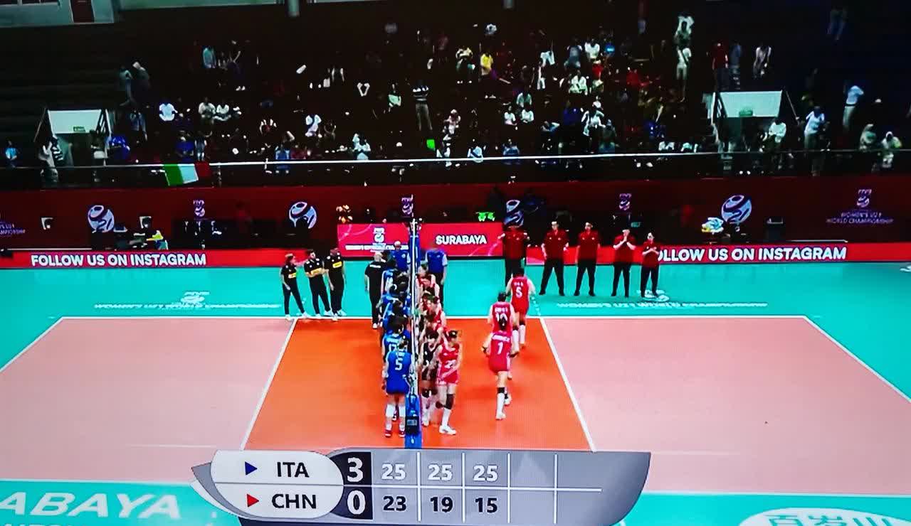 U21世界女排世锦赛，中国女排对阵意大利女排，前两局意大利25：23，25：19