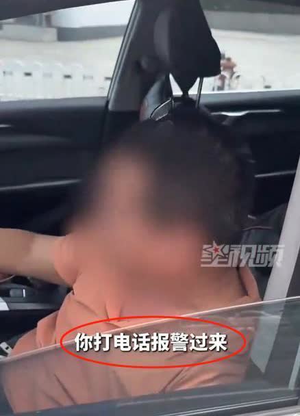 “胆子真大！”7月23日，海南海口，男子开车时被一网约车挡住，他就下车让司机靠边