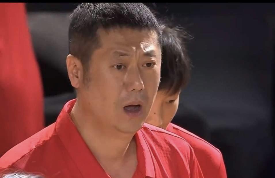 中国女排虽晋级16强，但主帅赵勇赛场发火的镜头更刺眼！为何不轻松？
1、自毁长城