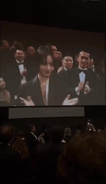 李庚希的眼神在00后的小花里少见！就像当年章子怡的眼神在新生代女演员里也少见！