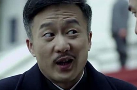 2015年，《伪装者》片场，饰演“梁仲春”的岳旸刚进剧组，就给导演出了一道难题:
