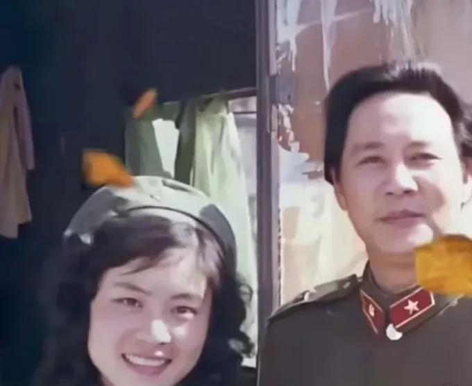 1985年，古月赴老山前线慰问，与67军女兵合影，永恒的回忆！追忆先辈的光辉历程