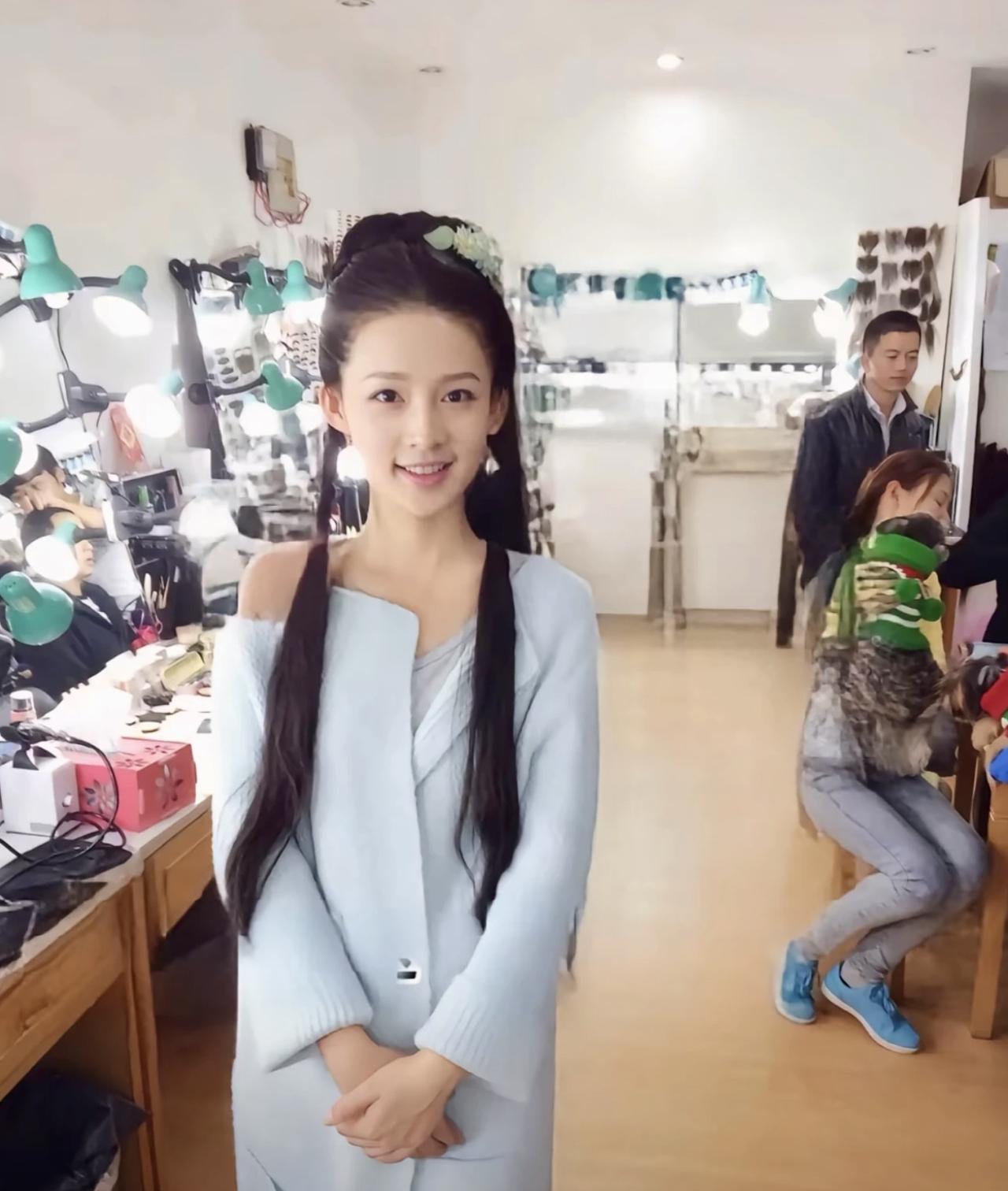 李沁古早美照，清冷气质，美少女时期就有了，不愧是从小学昆剧的，古装扮相真的会很美