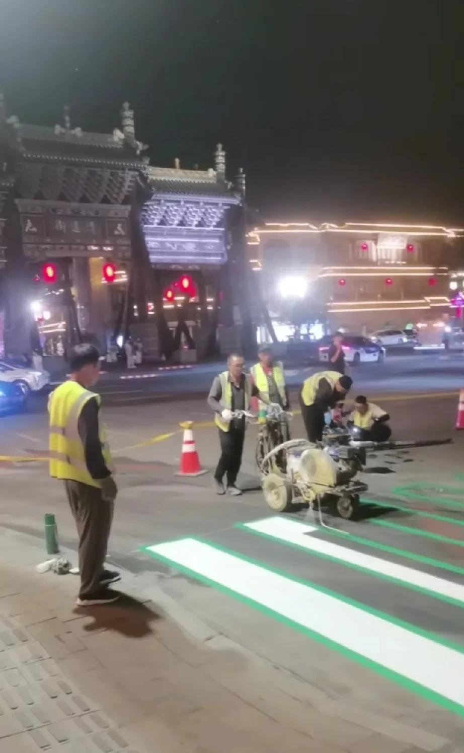 哇噻！看看大同古城来了多少人啊？竟然把地上的斑马线都“磨光”了，路桥公司的工人们