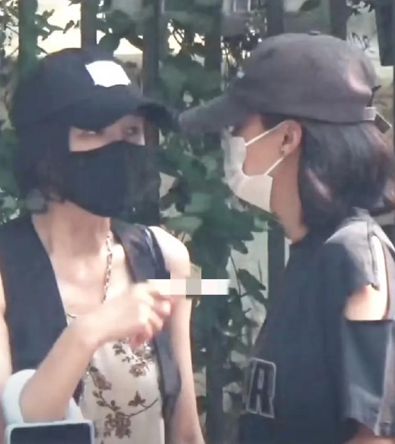 秦岚辛芷蕾又被拍到了一起在街头散步，两人仿佛有说不完的话，走一会就要停下来讲一会