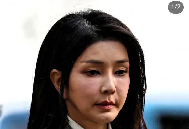 金建希，曾经的第一夫人，能力不容小觑。
或许她身边的丑闻太多，令人乍舌，但她从