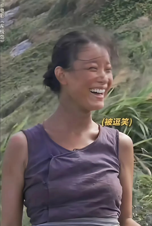气质女神倪妮这回是真“拼”了，
为呈现最好的人物形象，休息时都走到大太阳下晒黑本