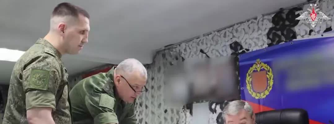 三年消耗技已穷，再难组织大反攻；七嘴八舌闹哄哄，恐怕只是雷声隆

俄罗斯跟乌
