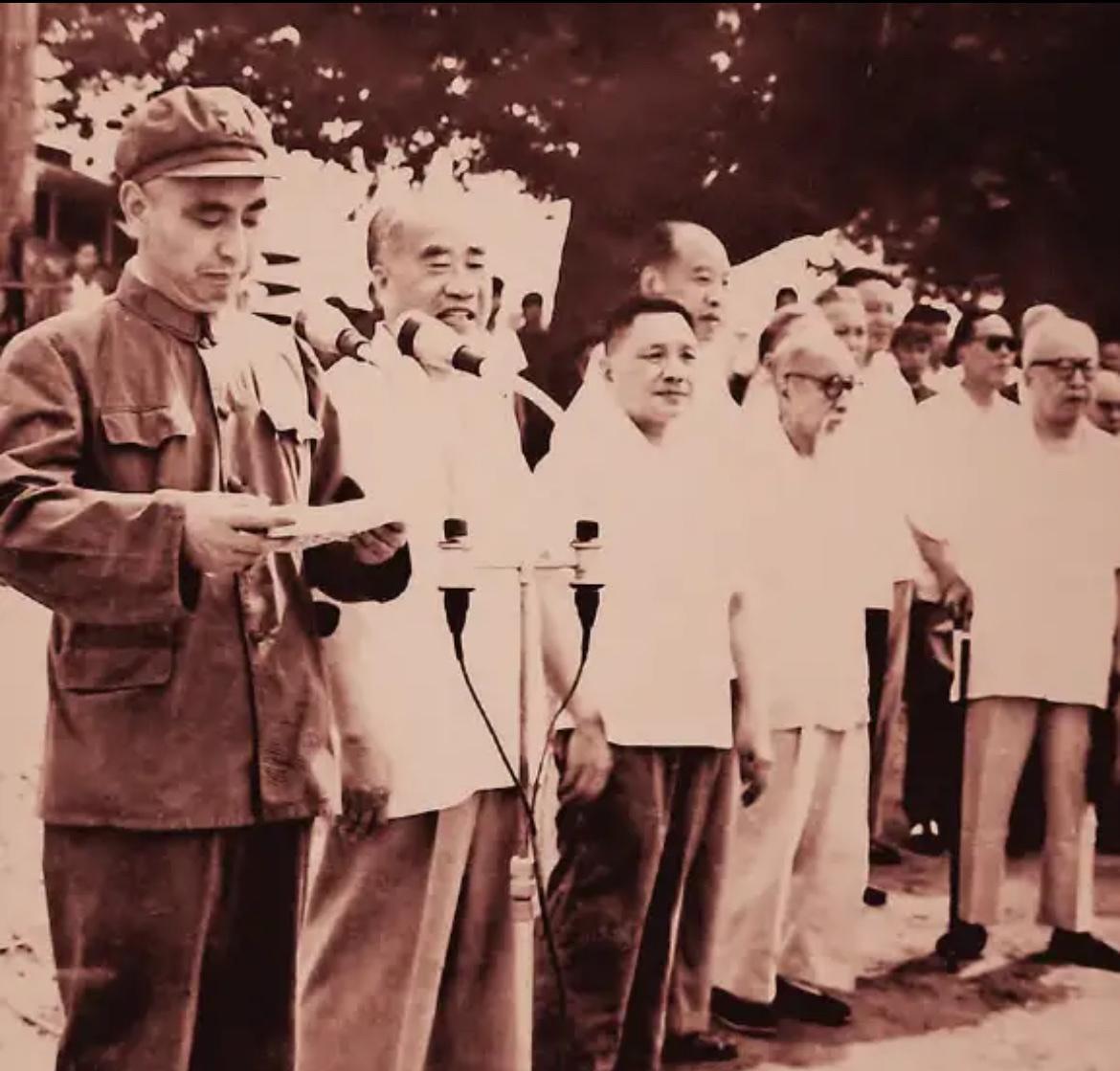 1965年7月1日，北京地铁一期工程开工典礼在京西玉泉路西侧两棵700余年树龄的