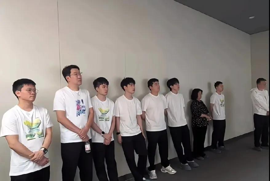 家人们谁懂啊！刷到魏桥队活动视频，一眼瞅见王楚钦、梁靖崑 、黄友政这帮国乒大佬，