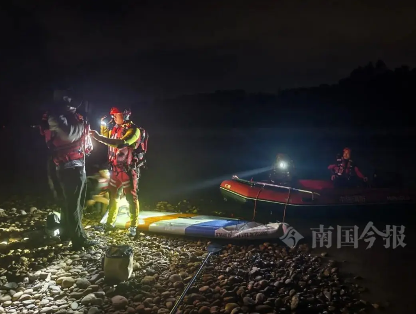广西柳州，2名钓鱼人傍晚5点划着浆板去钓鱼，结果浆板漏了落水了，两人被河水冲了几