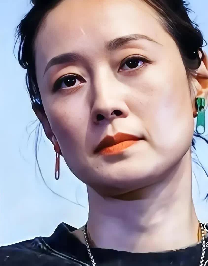感到马伊琍短发更好看，
看状态真的好憔悴，
岁月的无情，
全写在脸上。
