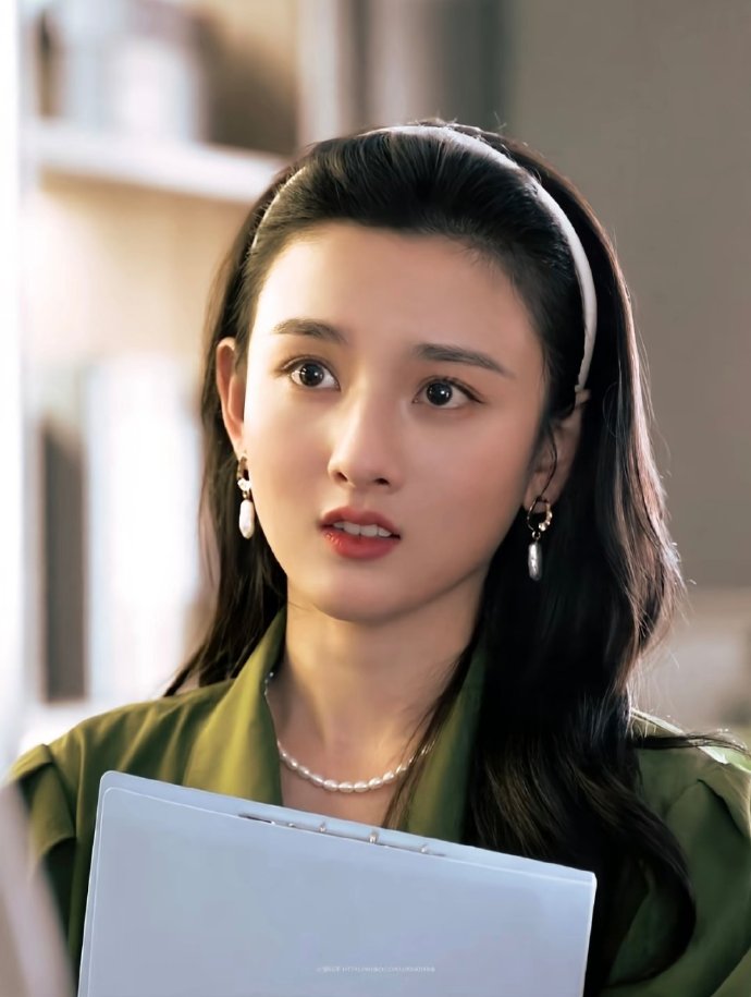 把红配绿都穿的如此美的女明星真的好少吧，宋祖儿真的可以多尝试港风造型，太有八九十