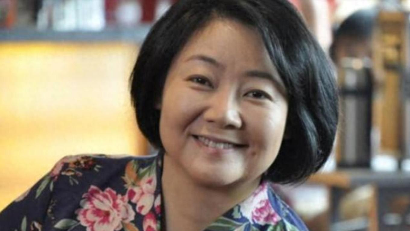 丈夫默默支持，六年无戏可拍，成就传奇国民母亲萨日娜