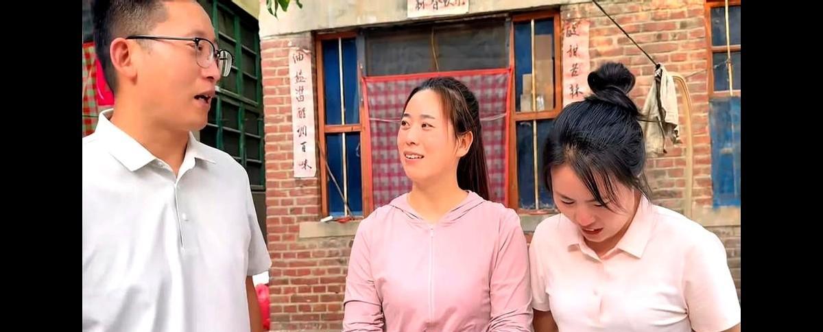 小丽和小红要去山东带货蜜桃了，农哥紧急召集他俩，告诉他俩品牌方选择让他俩去直播，