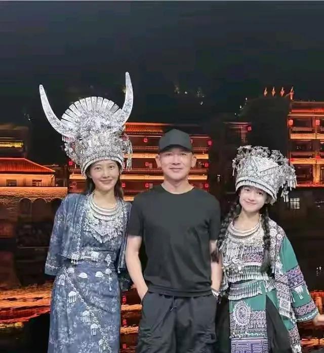 聂远的女儿颜值挺高呀
完美结合了聂远和老婆秦子越高颜值
带女儿老婆游家乡贵州，老