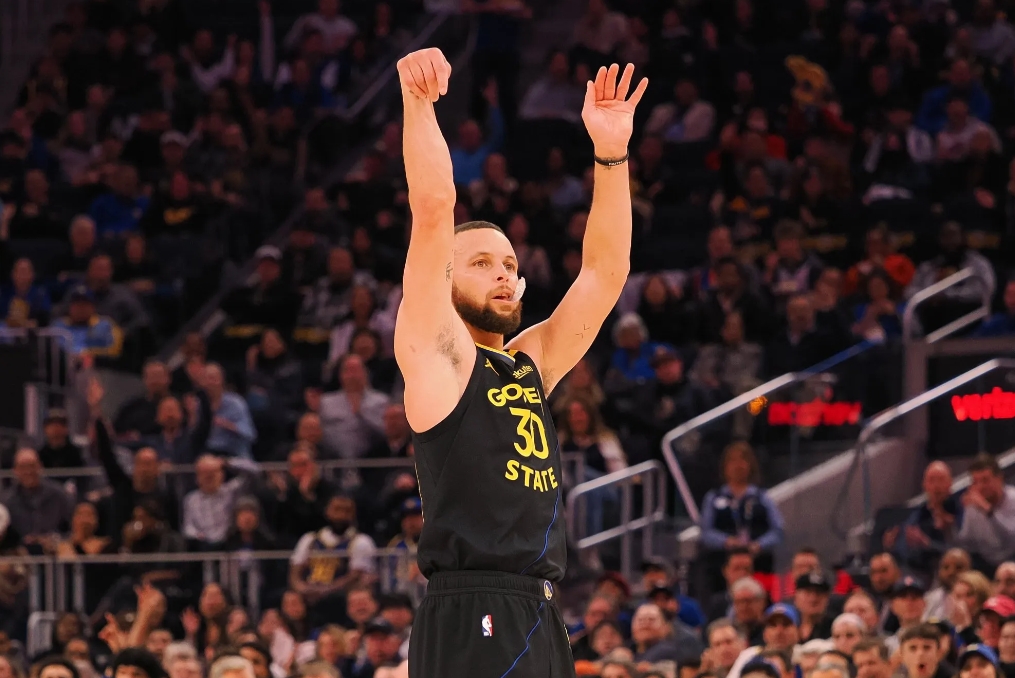 这你怎么打呀，马克西0分，乔治3分，76人半场居然还领先勇士12分！
没有巴特勒