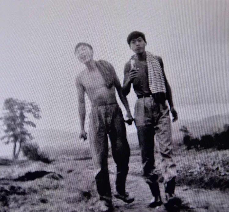 【老照片】照片上的两位青年，是当年云南东风农场三分场的上海知青。曾经穿戴讲究的上