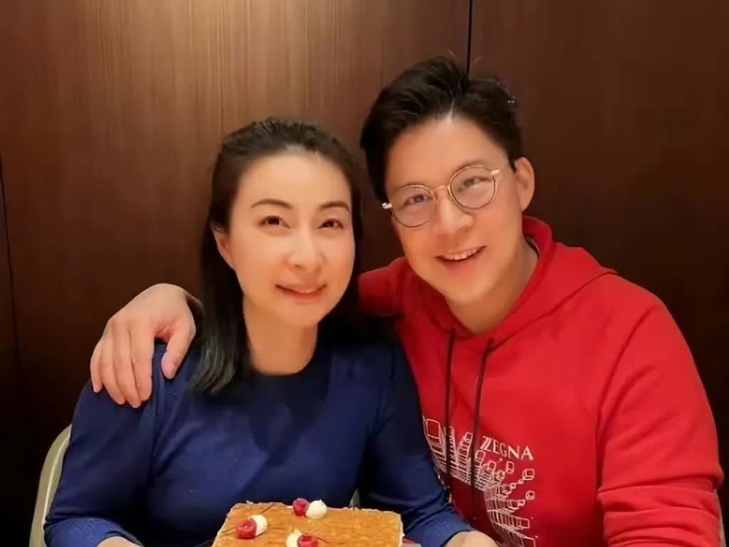 霍启刚的弟弟霍启仁近日宣布订婚，嫂子郭晶晶不仅表达了祝福，还得到了公婆的赞赏，认