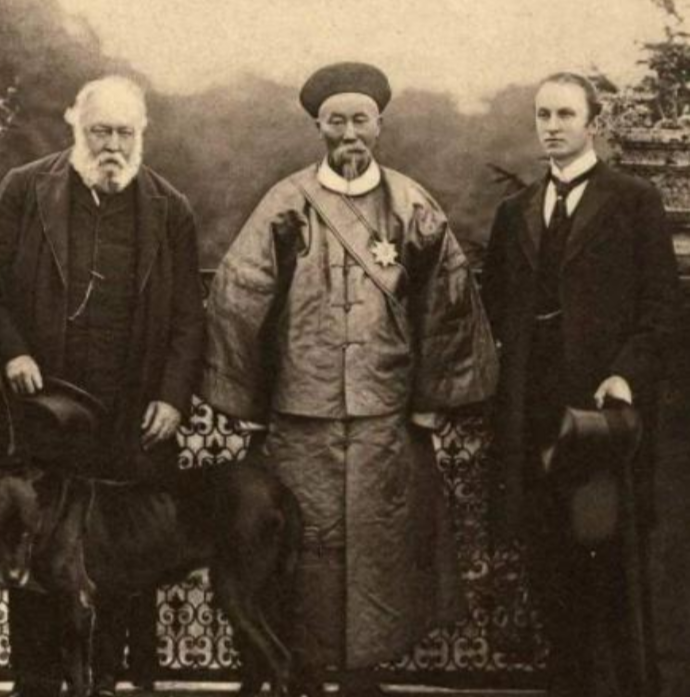 1896年，李鸿章访问美国，为了突显重视，特意穿上了慈禧太后御赐的黄马褂，然而他