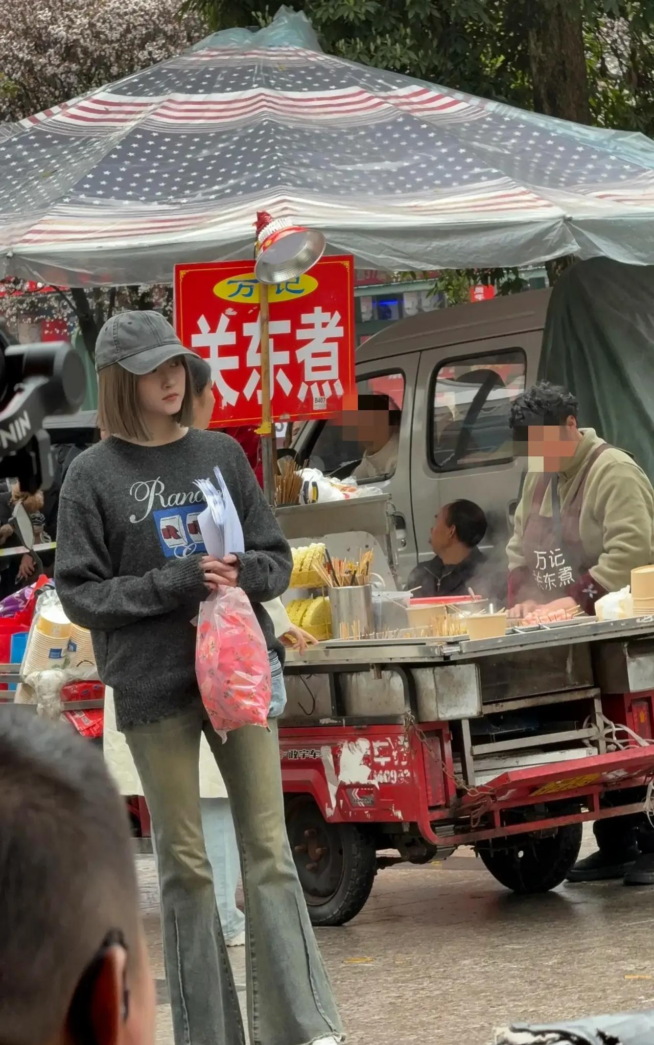奉劝女孩们不要学关晓彤！上赶着的感情，一开始就输了。
关晓彤和鹿晗的恋情，最先公
