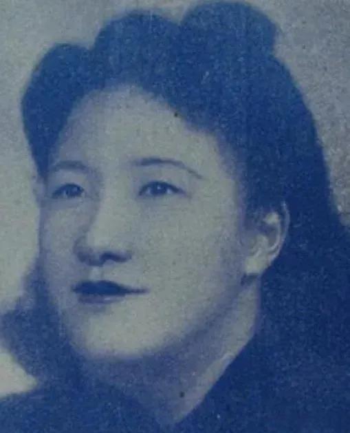 20岁时，苏青未婚先孕，只能中断学业嫁人。结婚后，她连续生了4个女儿，遭到丈夫的