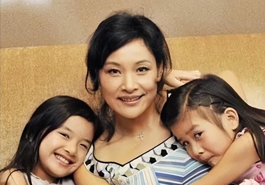 陈冲结婚6年，因为之前有过流产，很难再怀孕，于是她和老公从中国领养了一对双胞胎女