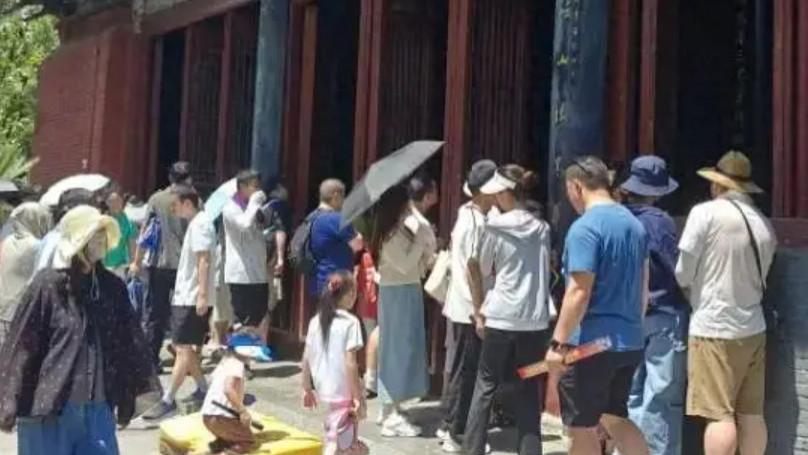 零商业化的千年古寺！免费茶水排长龙，僧人游客两相安
