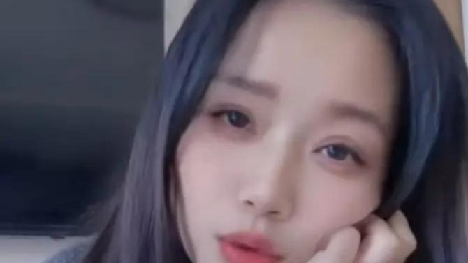 大爷碰见美女瞬间两眼放光，工资卡直接上交，花钱不手软还想养她一生