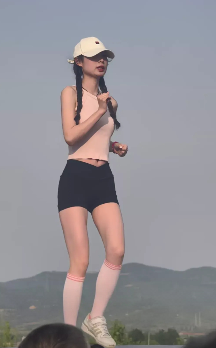武安马拉松这位赛前拉伸的小姐姐实在是太美了，不仅身材好，而且颜值高。
看了这么多