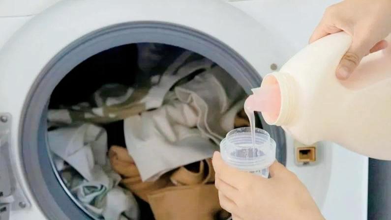洗衣液不能直接倒洗衣机里？多亏老师傅提醒，原来我一直做错了